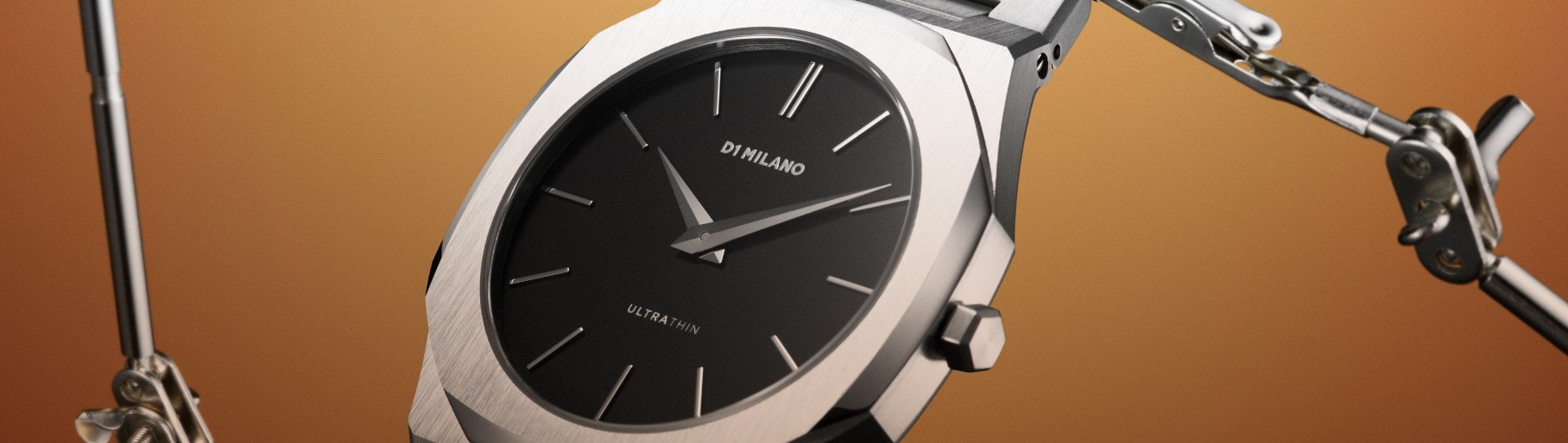 imagen de reloj plateado con negro de la marca D1 MILANO