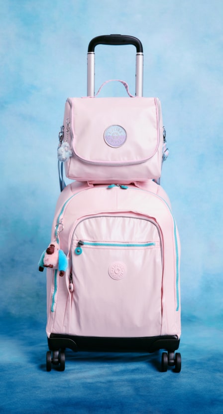 imagen de mochila y lonchera de la marca KIPLING