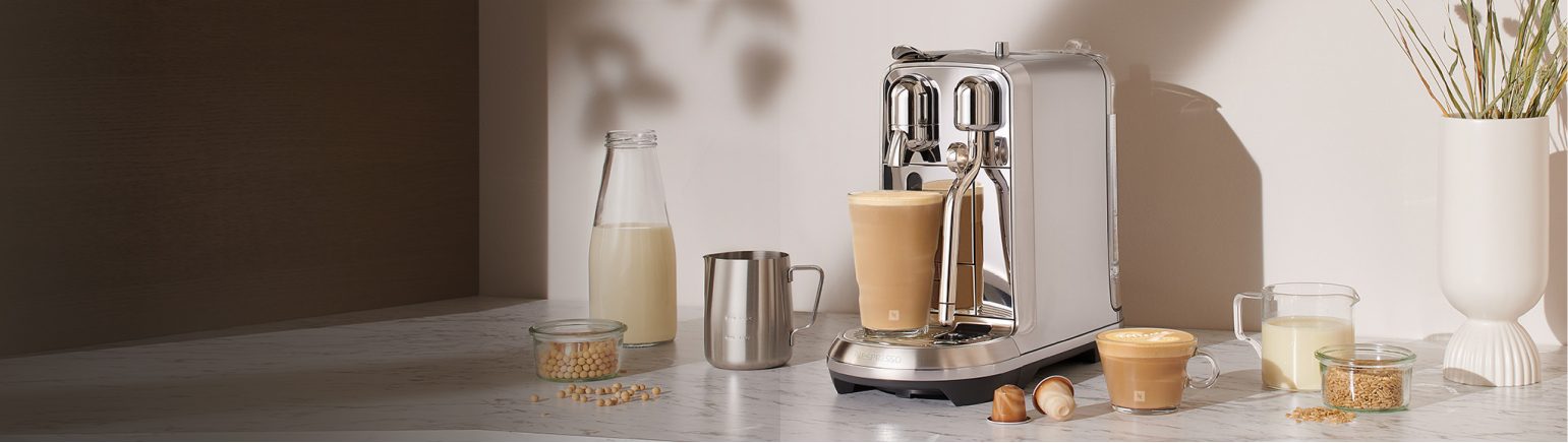 Imagen de cafetera blanca y plateada, NESPRESSO