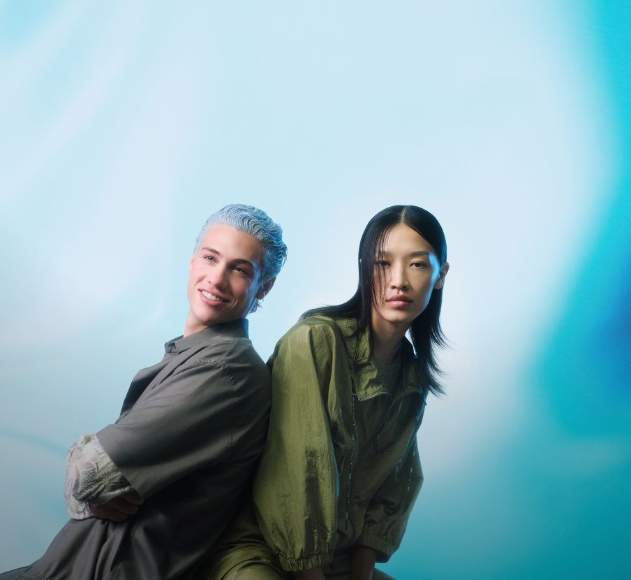 hombre y mujer con ropa ARMANI EXCHANGE