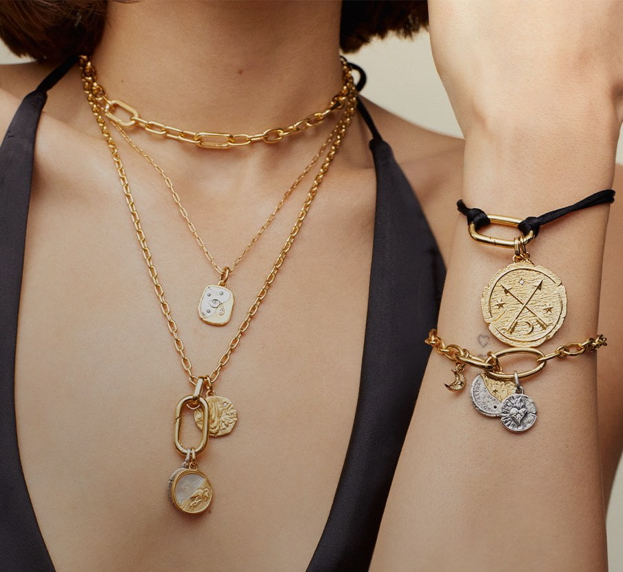 imagen de mujer con collares y pulceras de la marca PANDORA