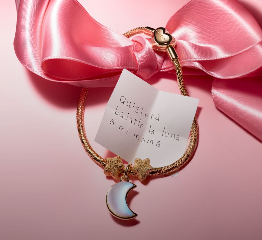 imagen de blazalete doradop con rosa de la marca PANDORA