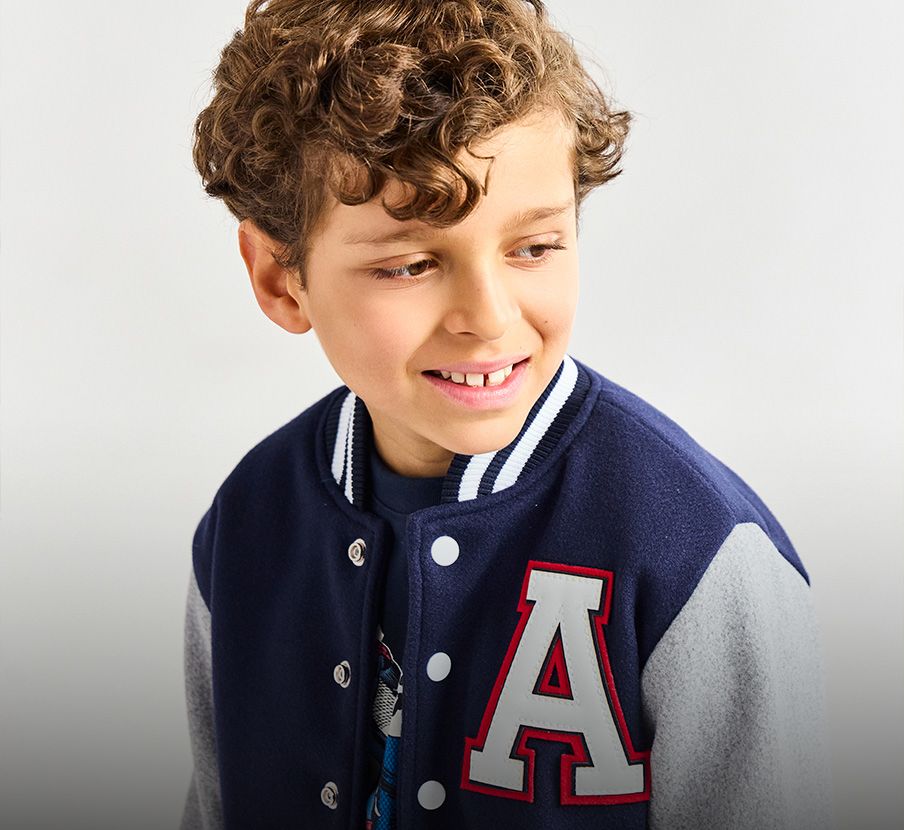 imagen de niño con chamarra azul con gris de la marca CATAMARAN