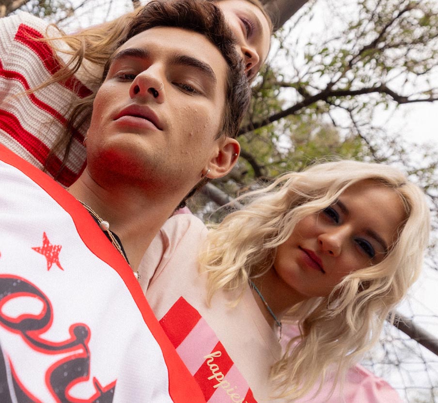 imagen de hombre y mujeres con ropa blanca con rojo de la marca CATAMARAN