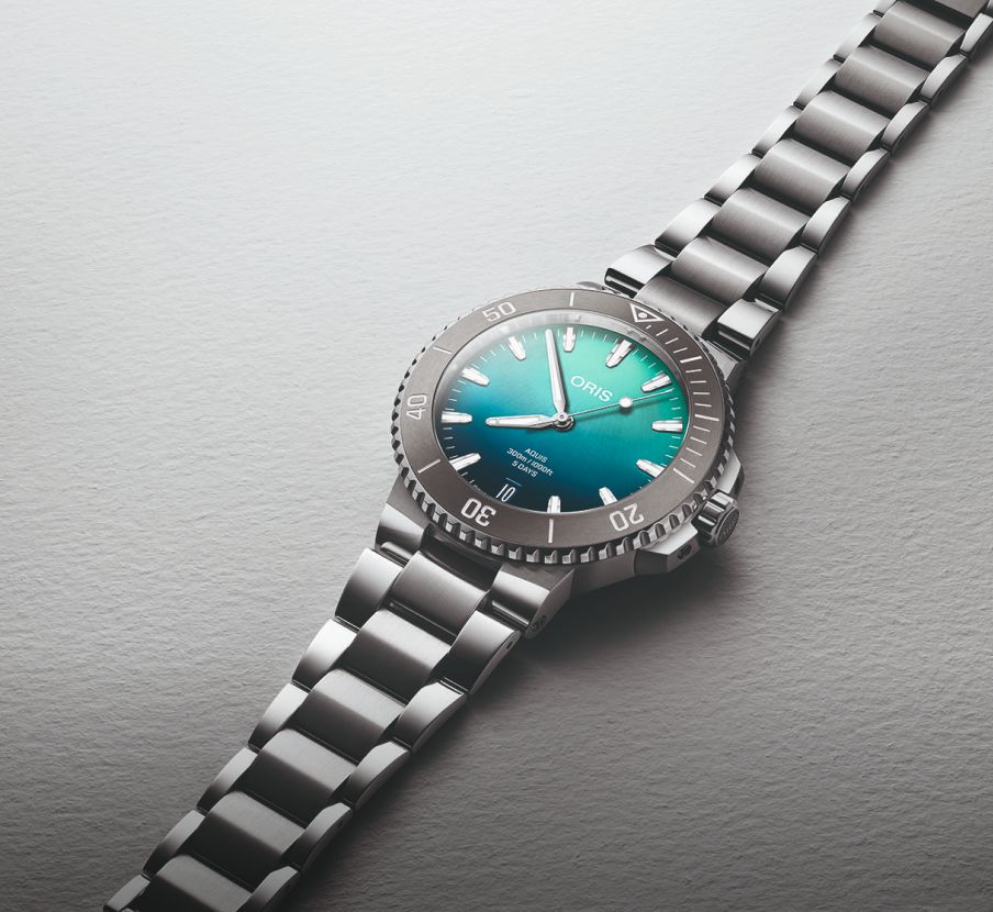 Imagen de reloj plateado con caratula azul, ORIS