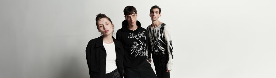 imagen de 3 personas con ropa en tonos negros, blancos y grices. EPSILON