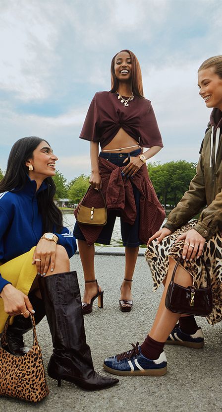 imagen de tres mujeres con ropa y accesorios de la marca ALDO