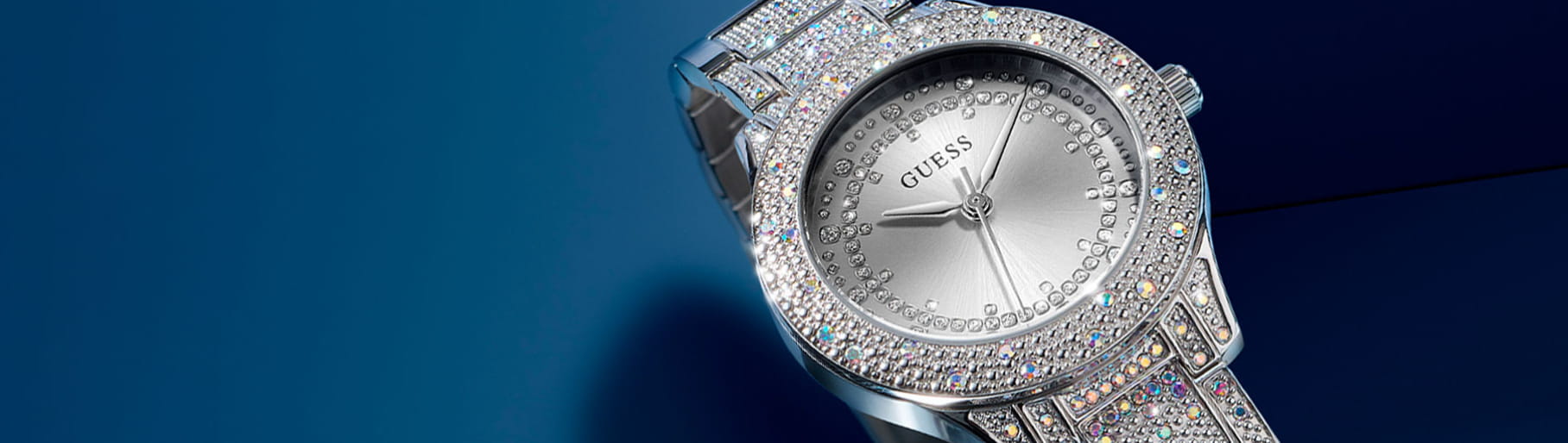 imagen de reloj plateado de la marca GUESS 