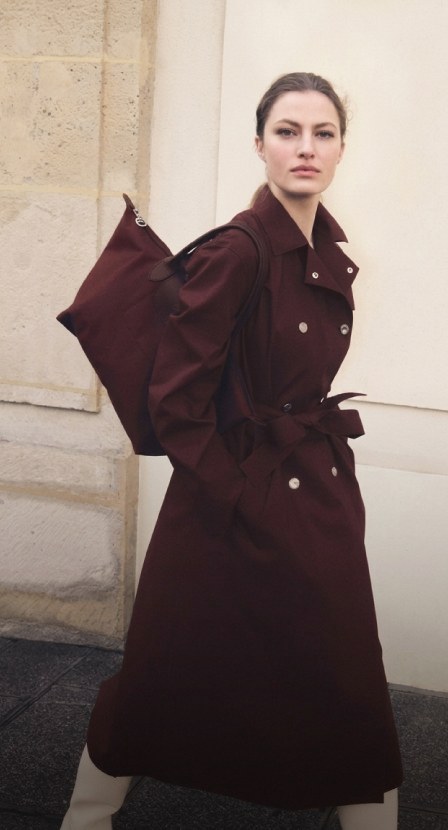 imagen de mujer con gabardina cafe la marca Longchamp