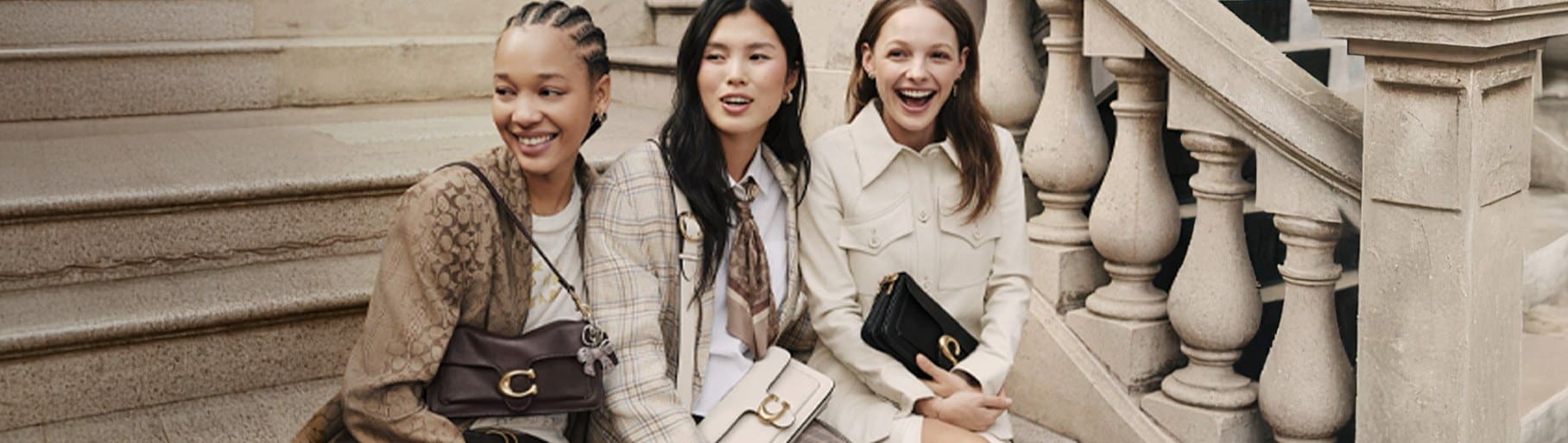 Imagen de tres mojeres con bolsos y carteras de la marca COACH