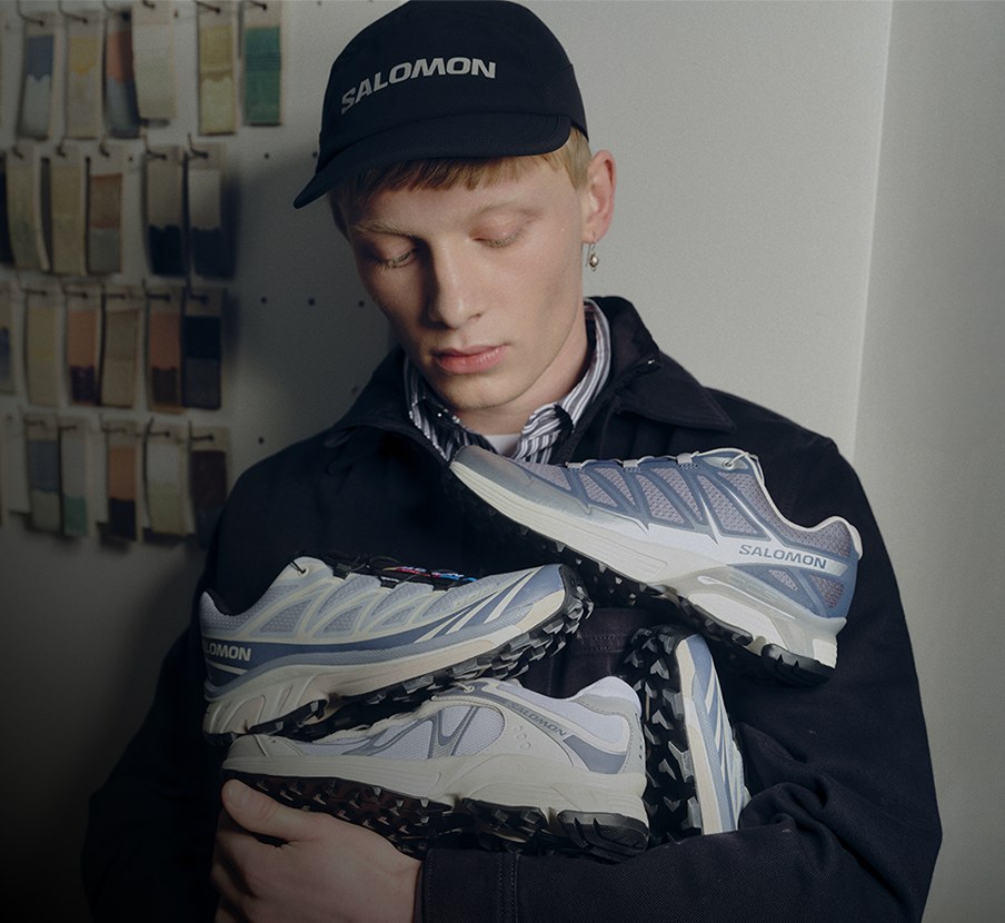 imagen de tenis blancos con azul de la marca SALOMON