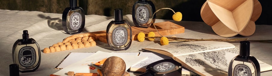 imagen de 6 botella6 de locion contapa negra en una mesa de madera, DITPTYQUE