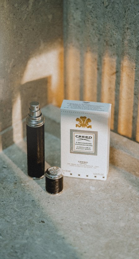 imagen de locion de botella negra de la marca CREED