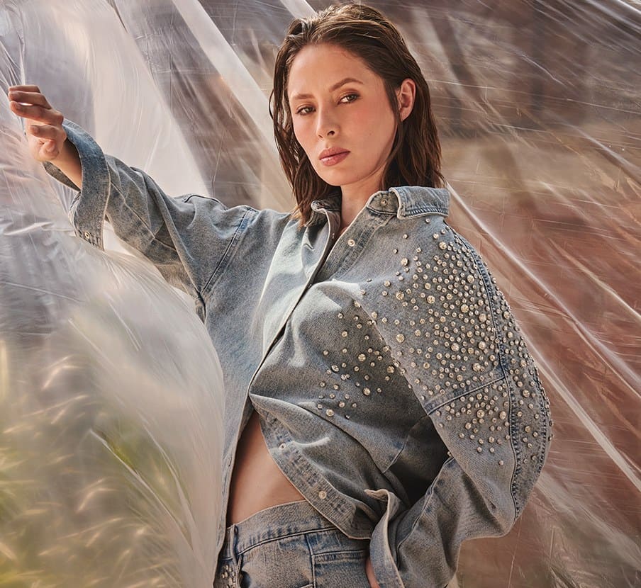 imagen de mujer con ropa azul de mezclilla de la marca EPSILON 