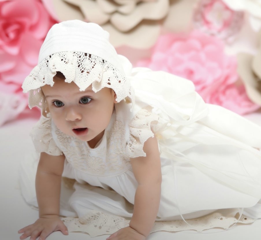 Imagen de bebé con ropa blanca de bautizo, KIDS
