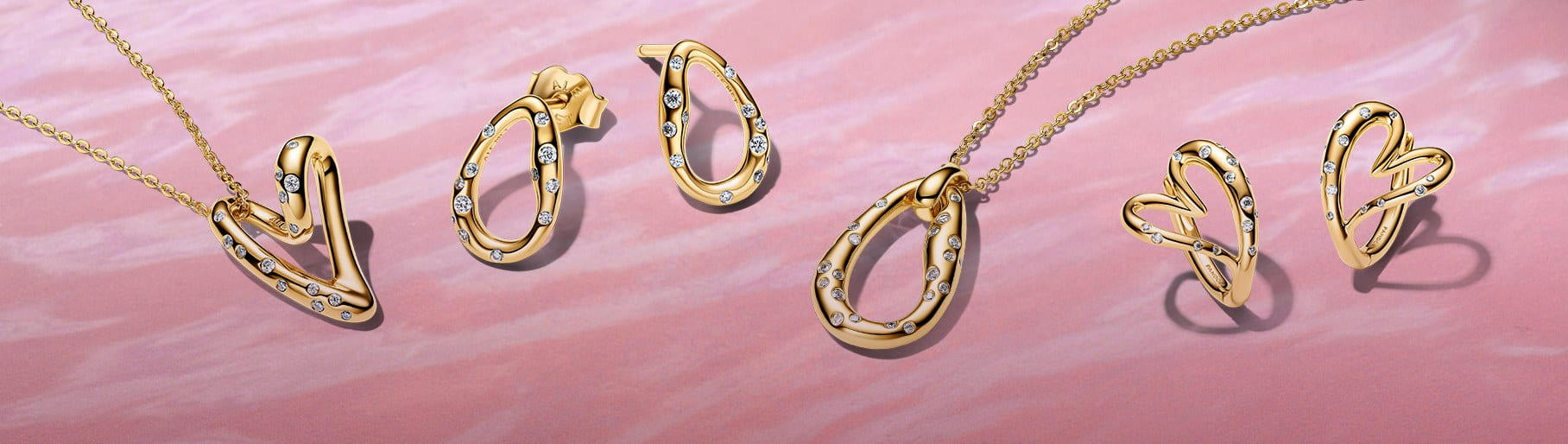 imagen de aretes y collares dorados de la marca PANDORA