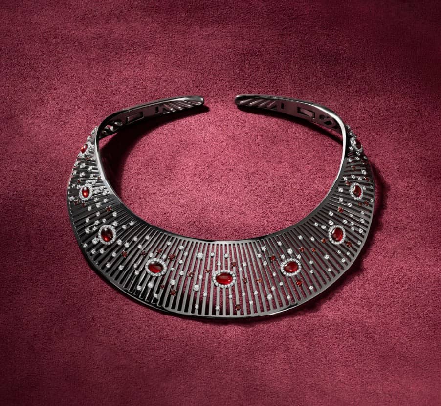 imagen de gargantilla plateada con pedreria rubi de la marca APM MONACO