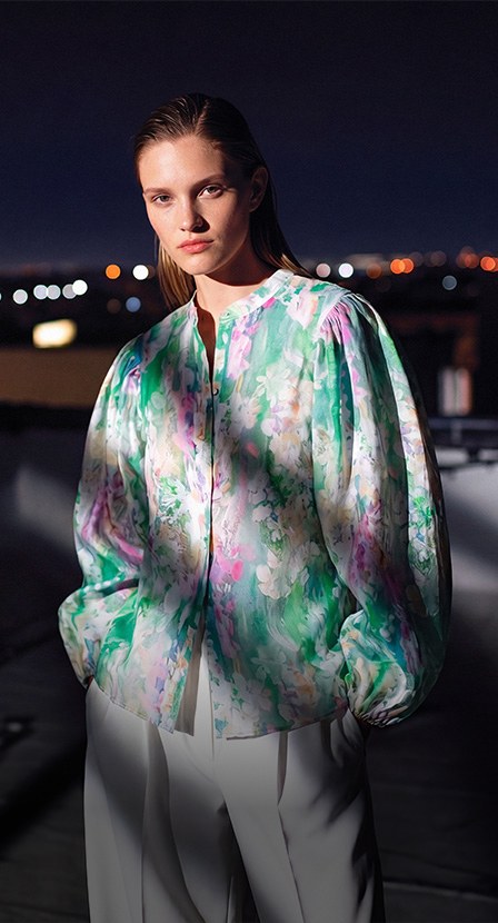 imagen de mujer con sudadera floreada