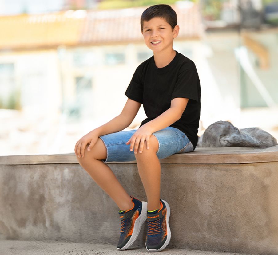 niño con ropa de la marca SKECHERS