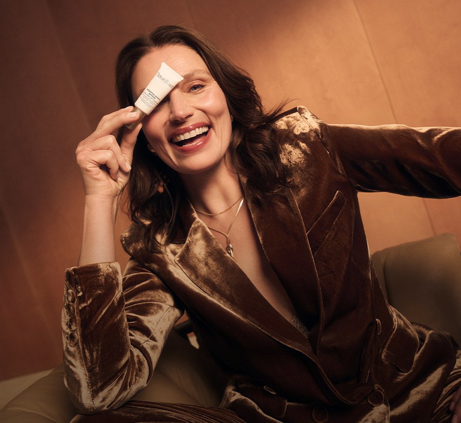 Imagen de  mujer con ropa cafe y tubo de crema NATURA BISSE