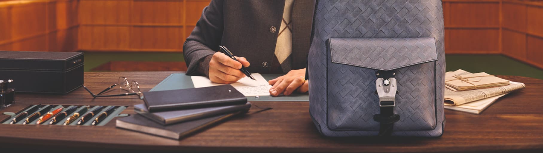 Imagen de mochila azul en escritorio, MONTBLANC