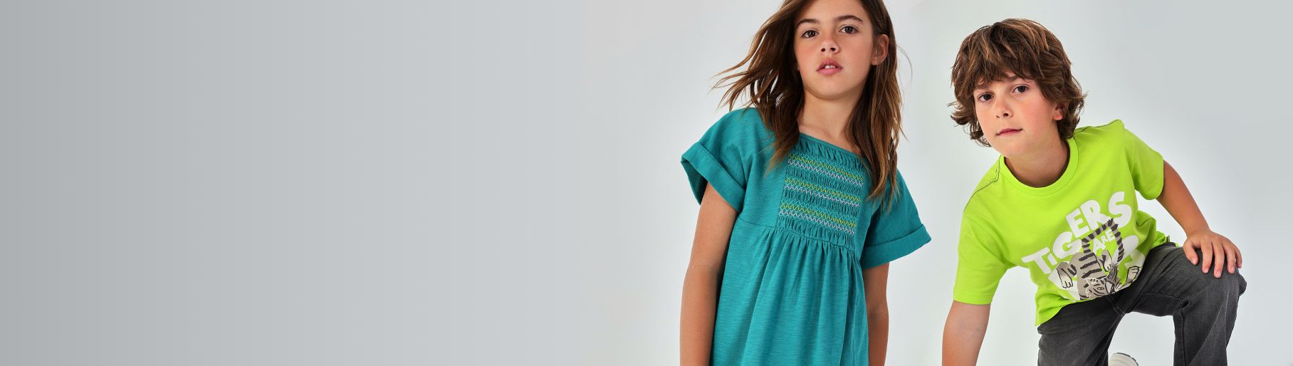imagen de niña y niño con ropa verde de la marca BOBOLI 