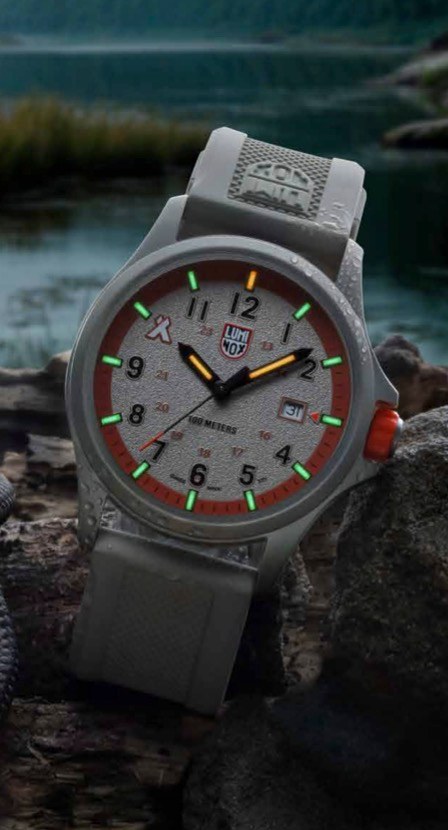 imagen de reloj gris con numerales y manecillas fluorescentes, luminox