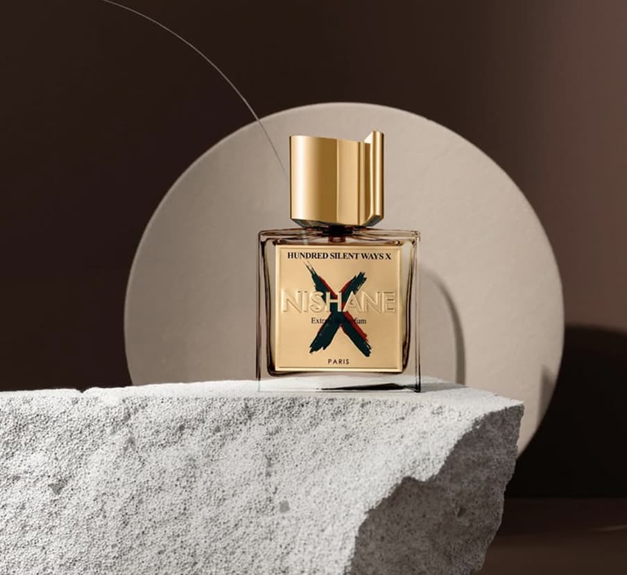 imagen botella de perfume dorada de la marca NISHANE