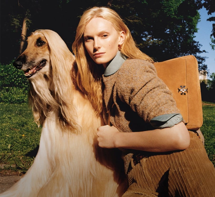 imagen de mujer con un perro de la marca TORY BURCH 