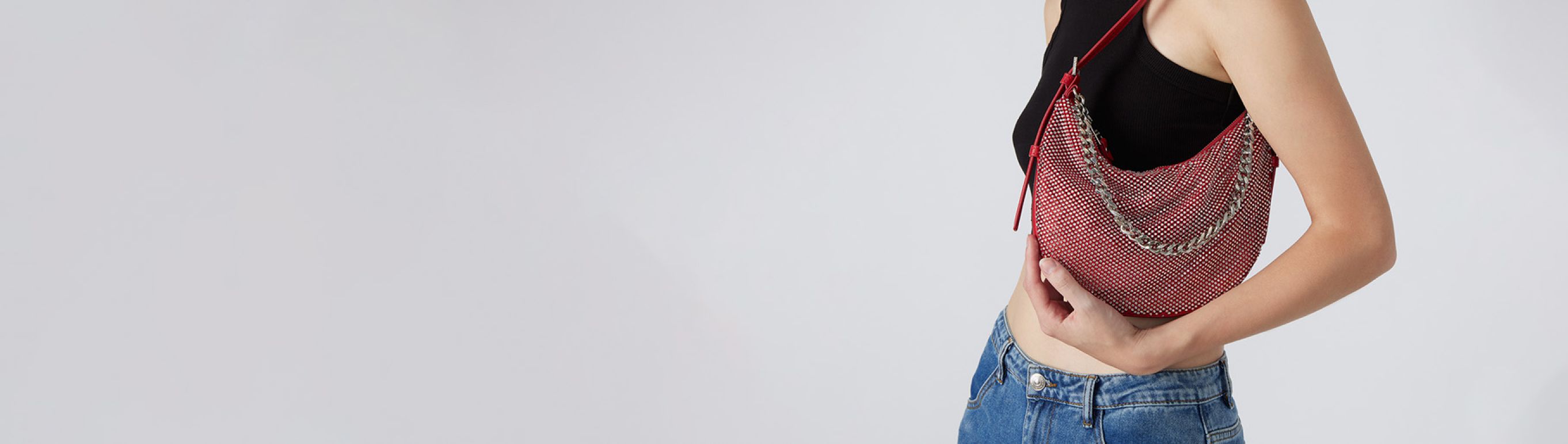 imagen de con bolso rojo de la marca STEVE MADDEN