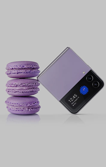 Imagen de un celular morado recargado en galletas moradas
