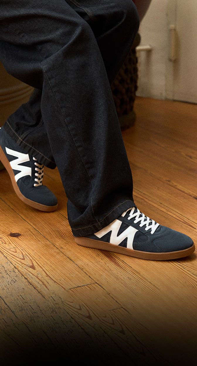 imagen de par de tenis negros de la marca STEVE MADDEN