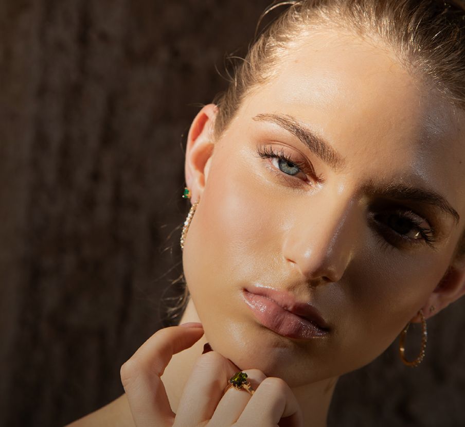 imagen de mujer con anillos de la marca EUGENIA