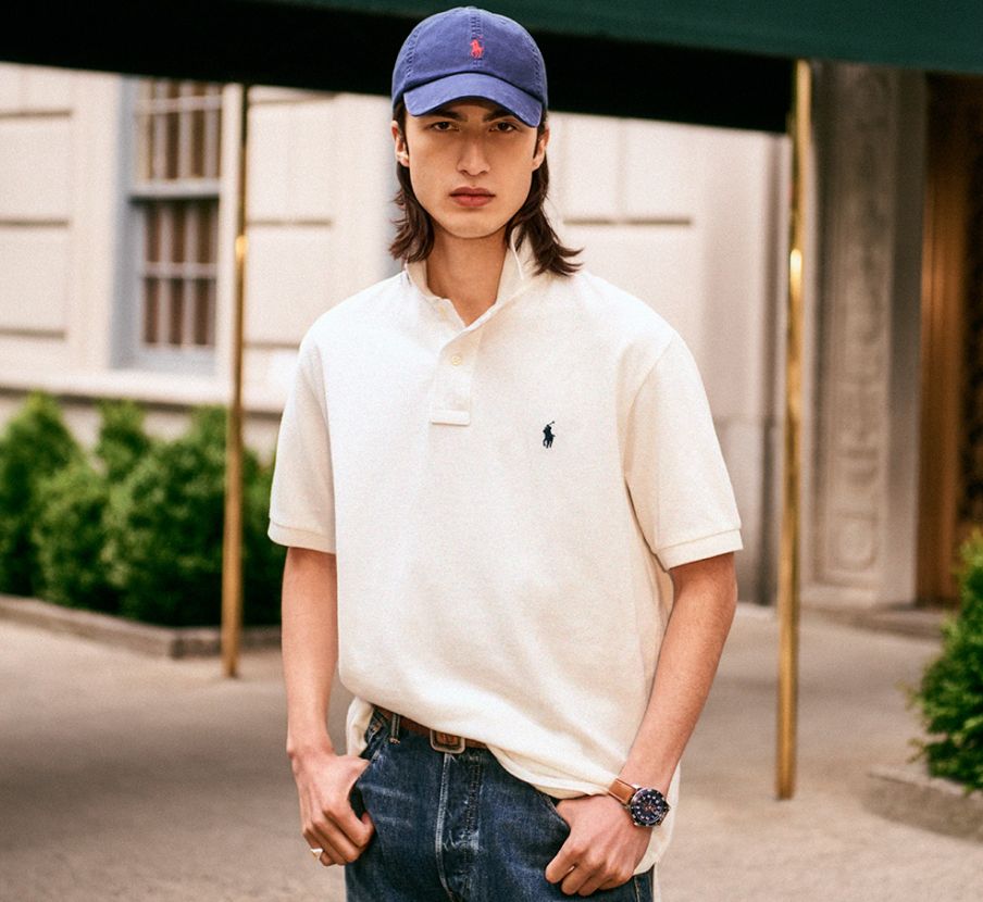 imagen de hombre con playera blanca y gorra azul POLO RALPH LAUREN