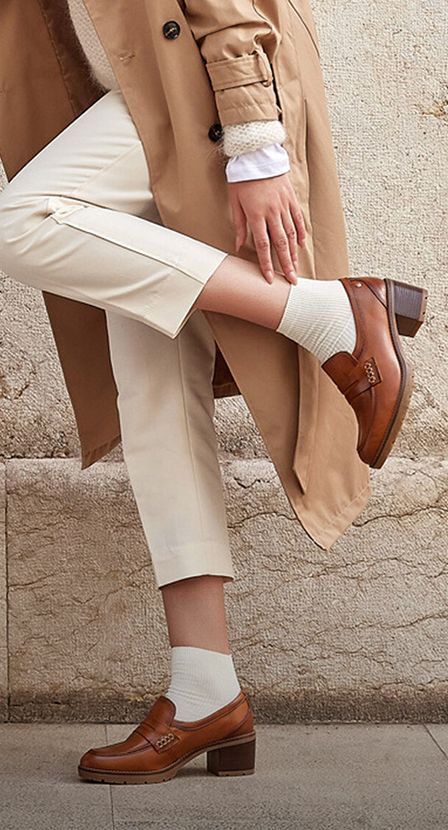 imagen de mujer con botines cafes de la marca PIKOLINOS