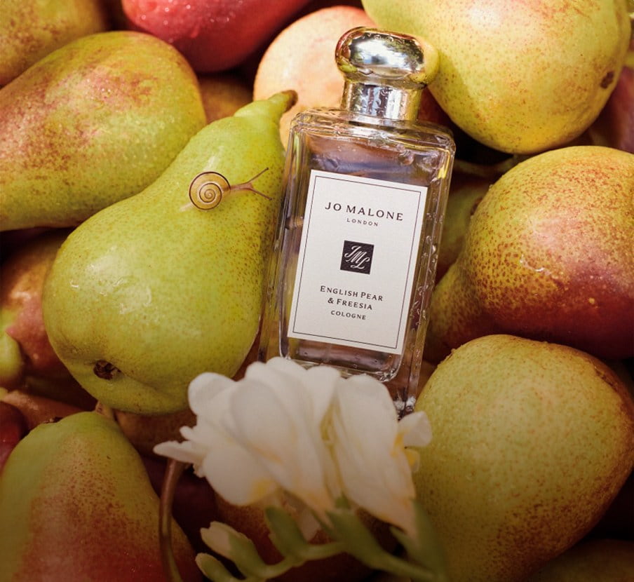 Imagen de locion junto a peras de la marca JO MALONE LONDON
