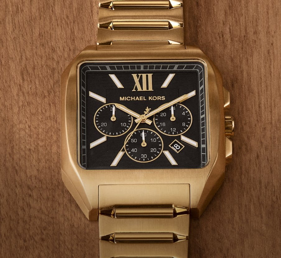 imagen de reloj negro con detalles dorados de la marca MICHAEL KORS