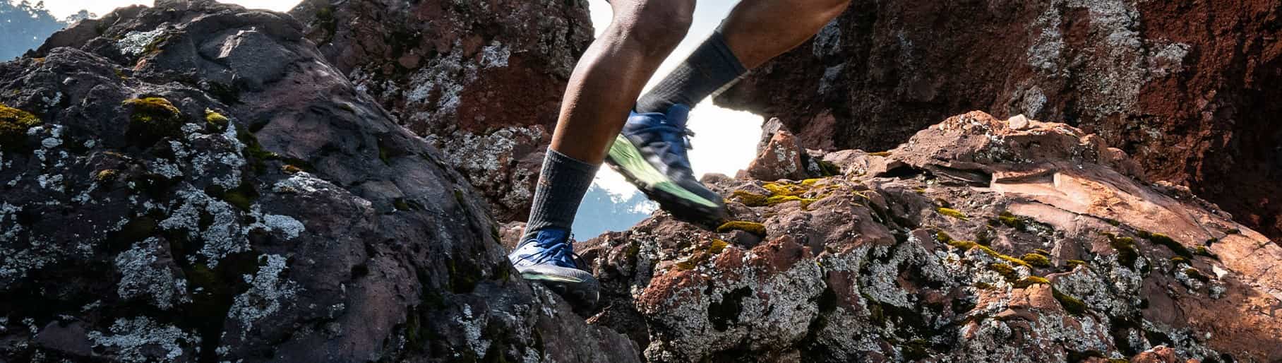 imagen de tenis azules con verde de la marca MERRELL