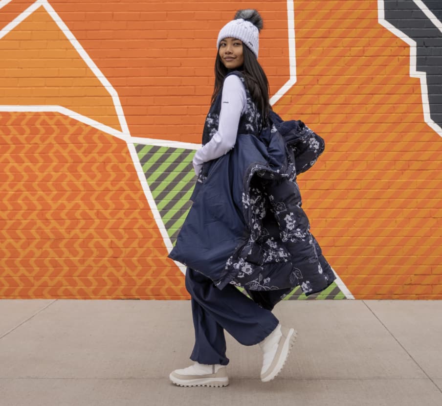 imagen de mujer con rapoa azul y blanca COLUMBIA