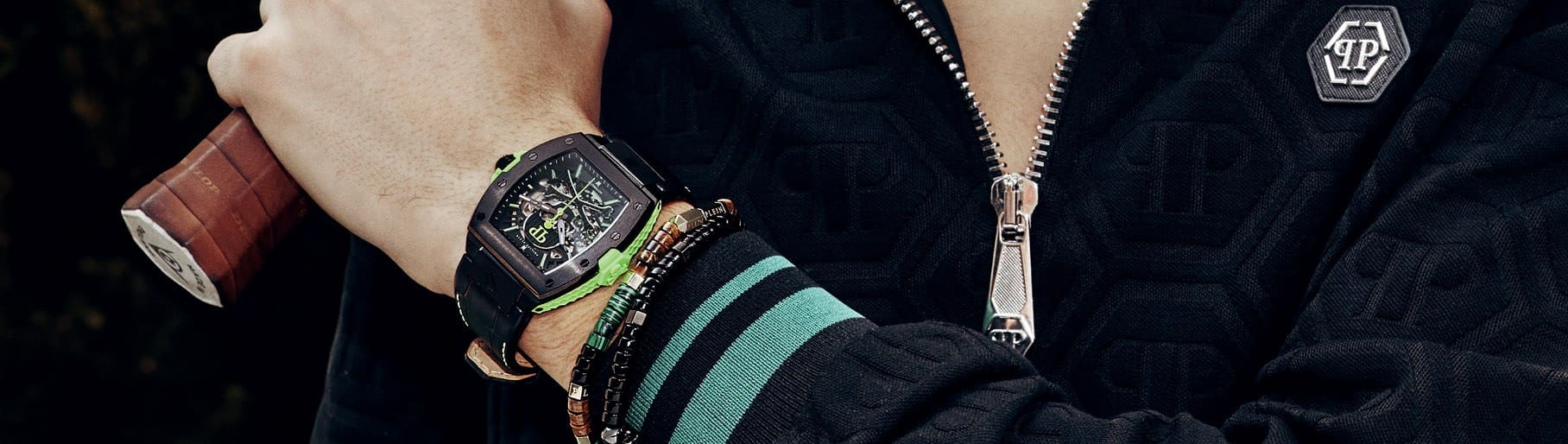 imagen de hombre con reloj negro con detalles verde de la marca PHILIPP PLEIN
