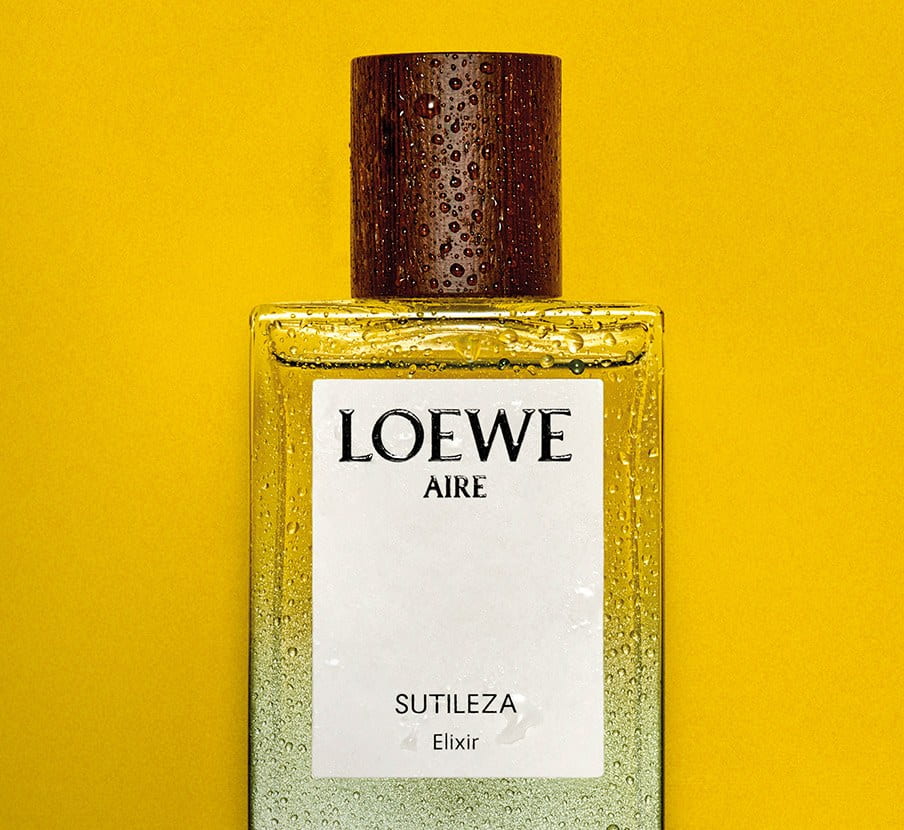 Imagen de locion amarilla con tapa cafe de la marca LOEWE