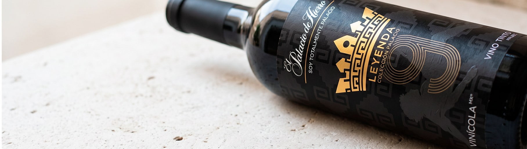 imagen de botella de vino negra con dorado LEYENDA y botella de vino negra con rojo COLOSO de la COLECCIÓN PALACIO
