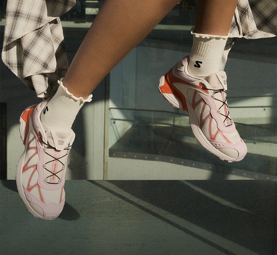 imagen de mujer con tenis rosas de la marca SALOMON