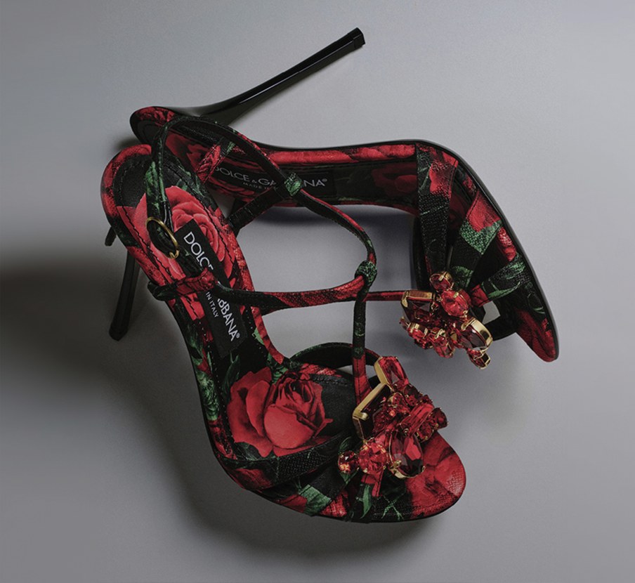 imagen de zapatillas negras con rosas rojas de la marca DOLCE&GABBANA