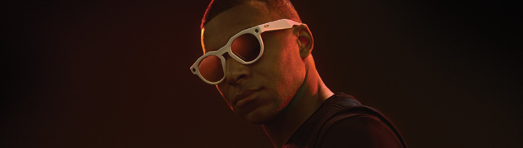 Imagen de hombre usando lentes para sol negros LENTES
