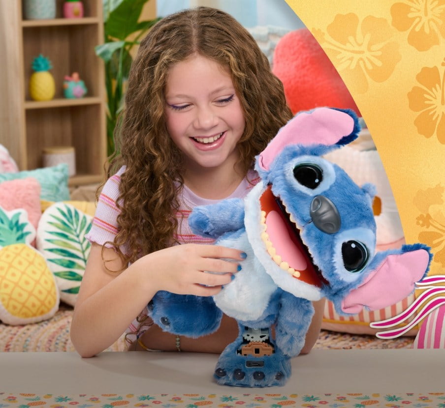 imagen de una niña jugando con un peluche FUR REAL de STITCH de la marca HASBRO