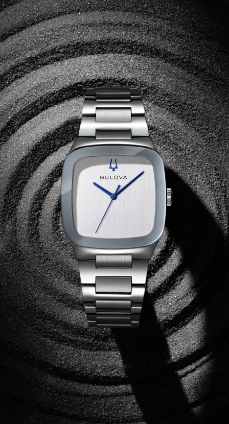 Imagen de reloj plateado. BULOVA