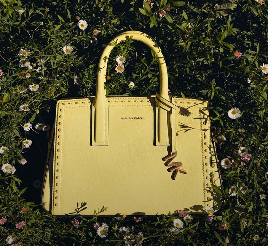 imagen de bolso verde de la marca MICHAEL KORS