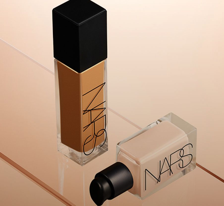 imagen de 2 bases de maquillaje color cafe con letras negras dicen nars. NARS