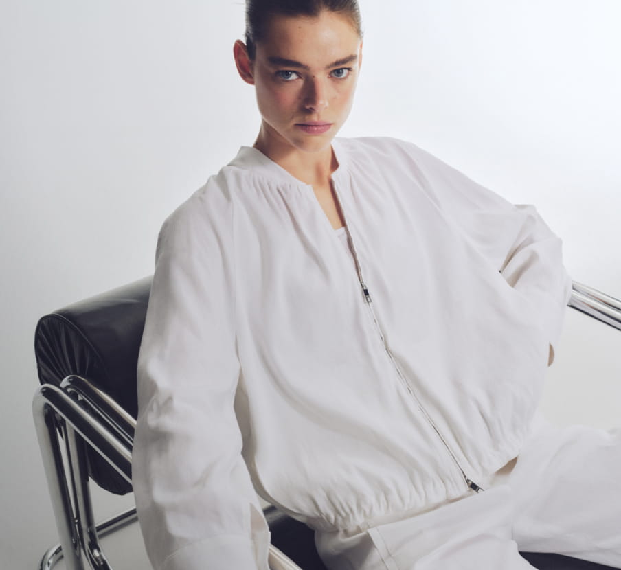 Imagen de mujer con ropa blanca de la marca HUGO BOSS